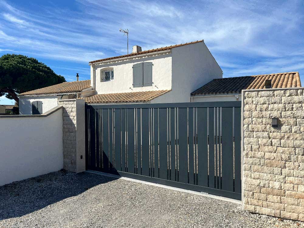 Portail et portillon pour une entrée de domicile